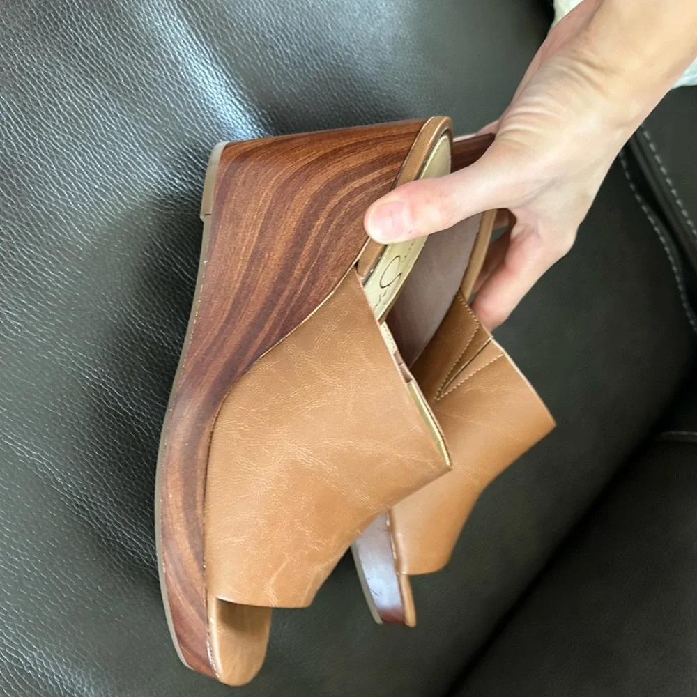 Jessica Simpson Tan Platform Mules with Closed Toe and Slip-On Design - Picture 3 of 8